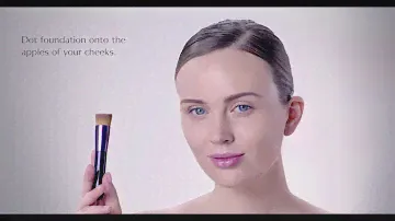 Como aplicar Future Solution LX Total Radiance Foundation com o pincel