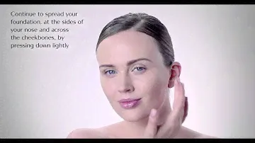 Como aplicar Future Solution LX Total Radiance Foundation com a ponta dos dedos